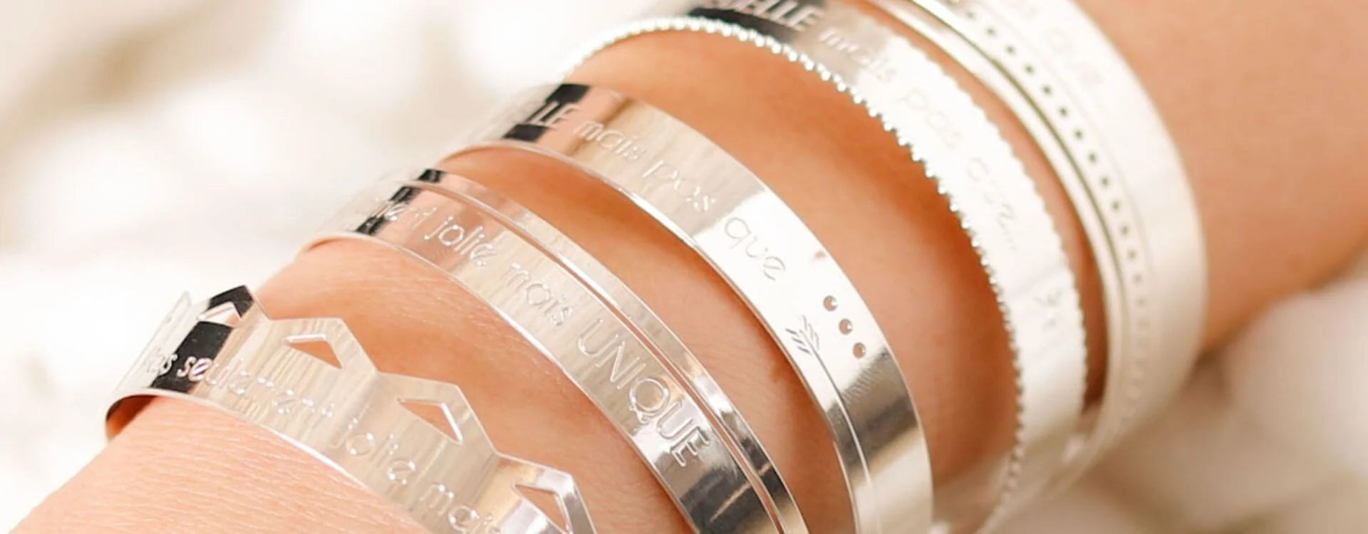 Tendance mix & match : comment superposer plusieurs bracelets fantaisie ?