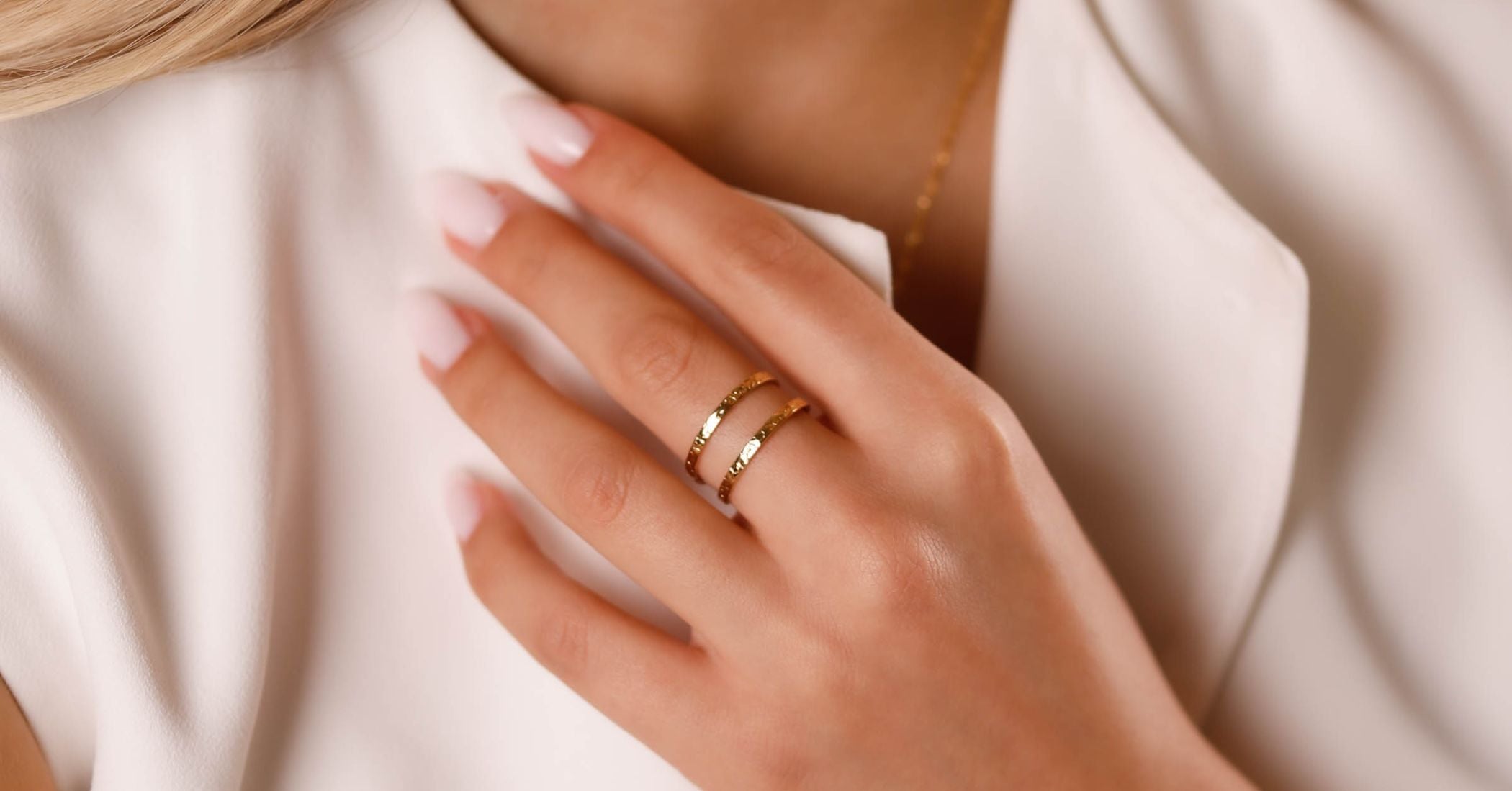 Bague en acier inoxydable : le bijou durable, tendance et accessible