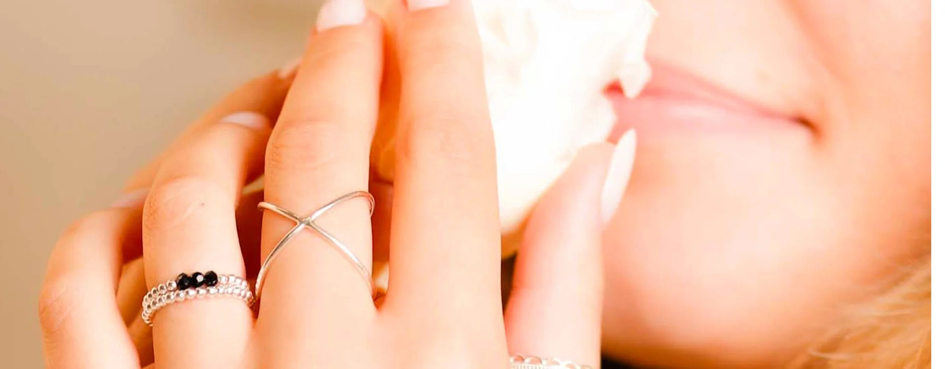 L'évolution des bagues en argent : Du glamour classique à la modernité minimaliste