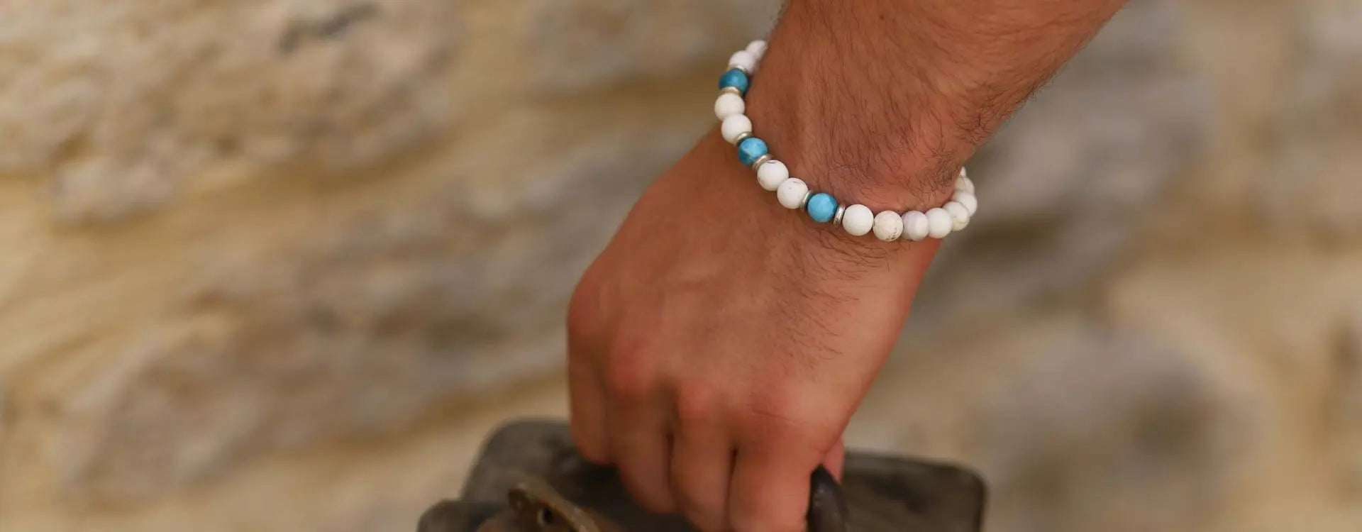 Comment porter des bracelets homme perles : le guide complet