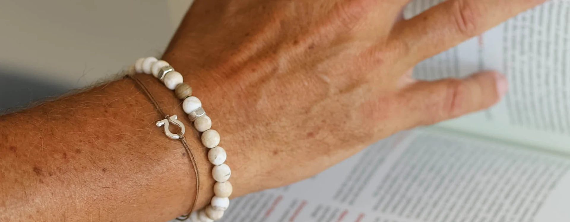 Les tendances actuelles des bracelets hommes : focus sur les pierres naturelles