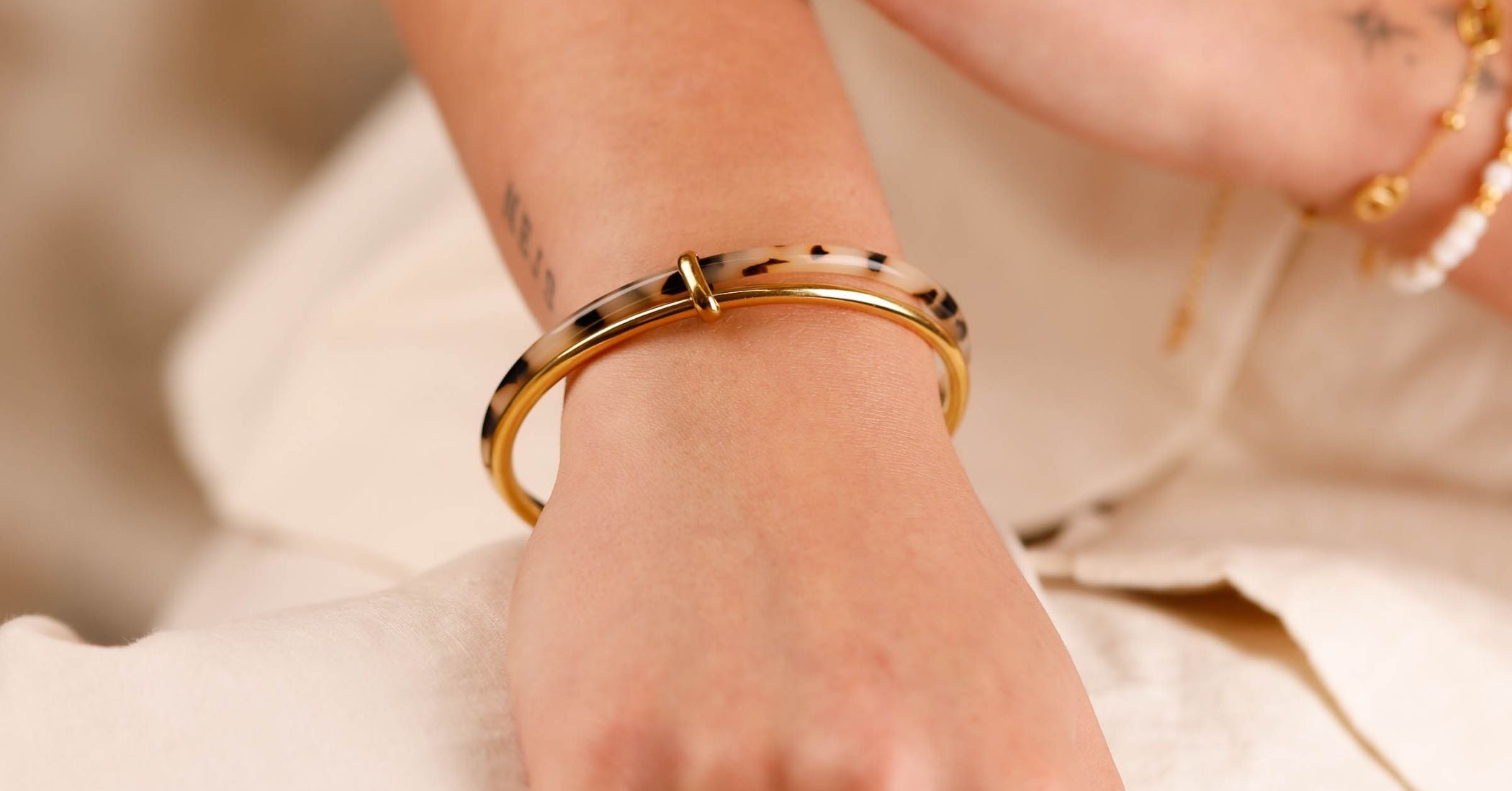 Le bracelet léopard : l’accessoire audacieux qui révèle votre style
