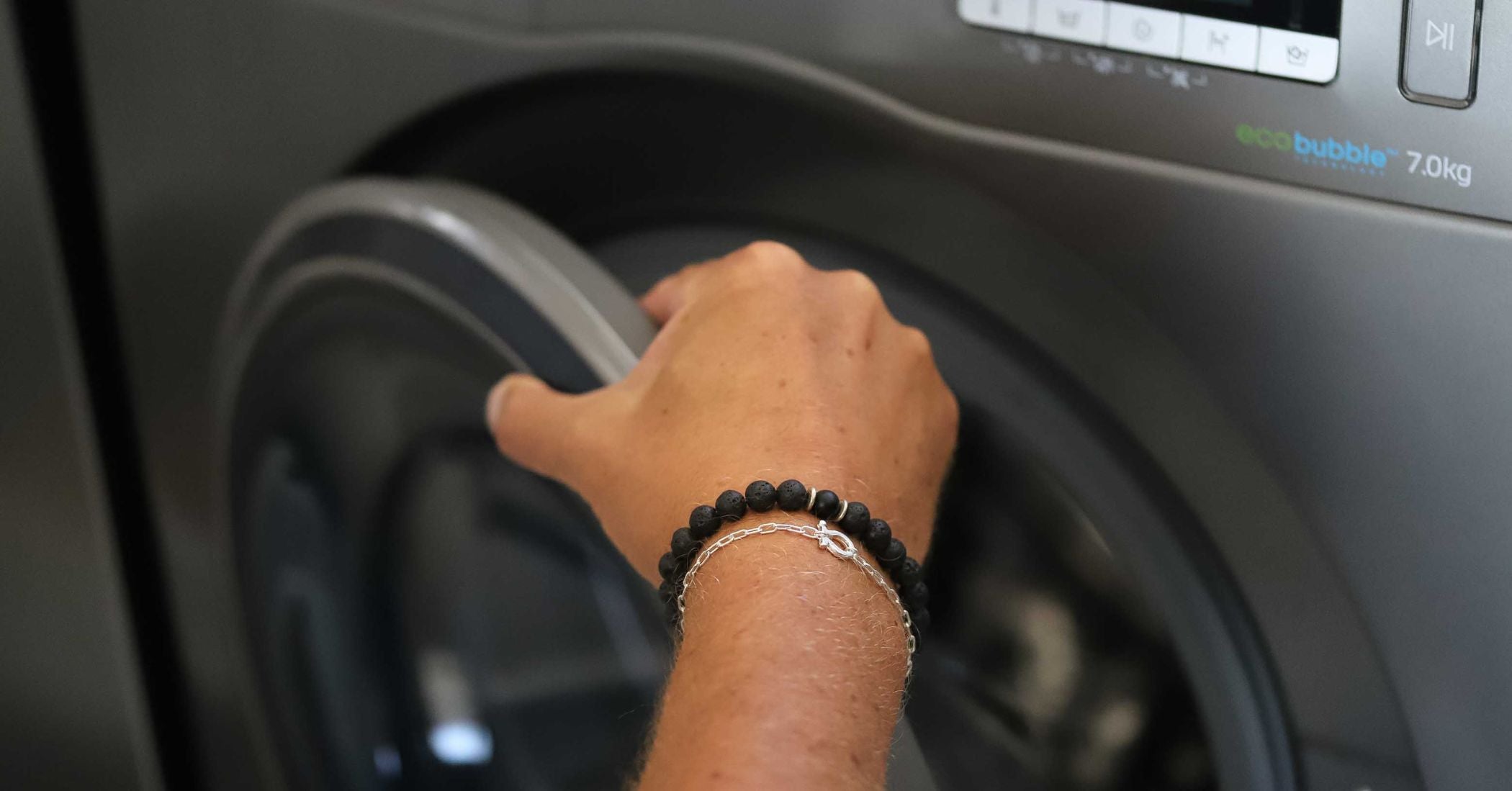 Bracelet noir pour homme : comment choisir le modèle parfait ?