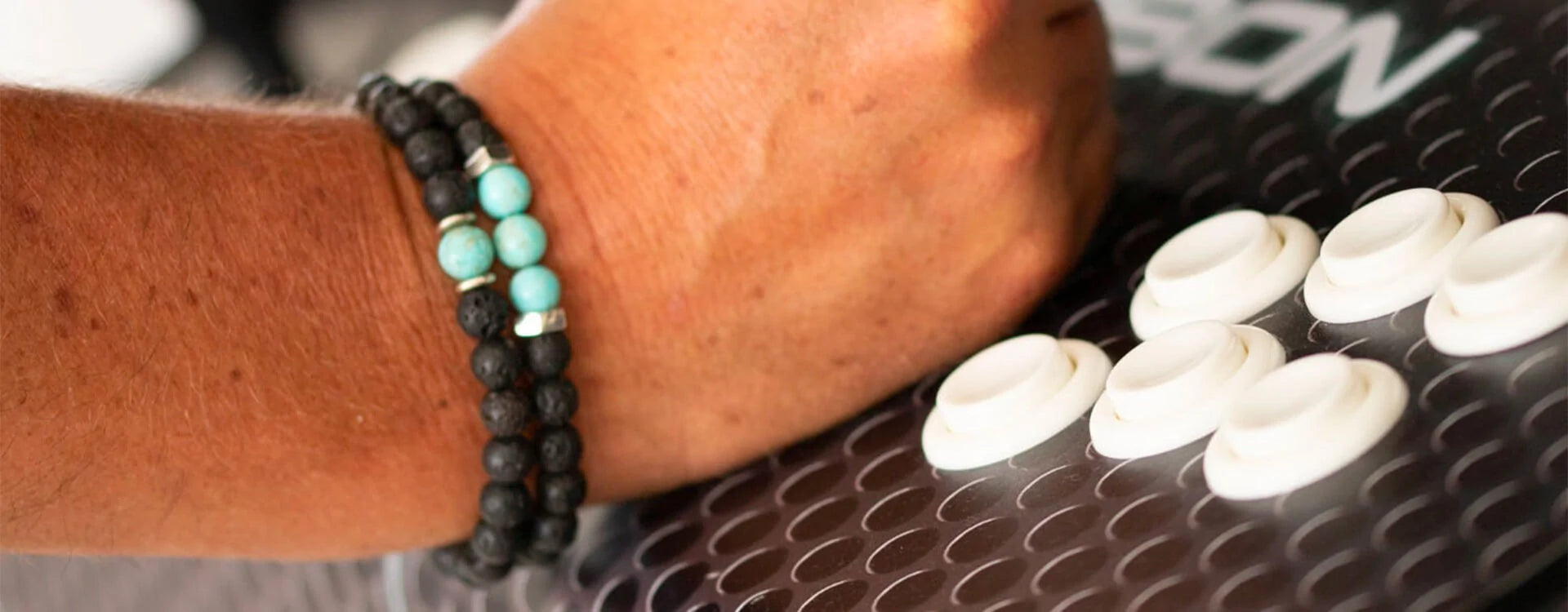 L'élégance des bracelets perles homme à travers les saisons