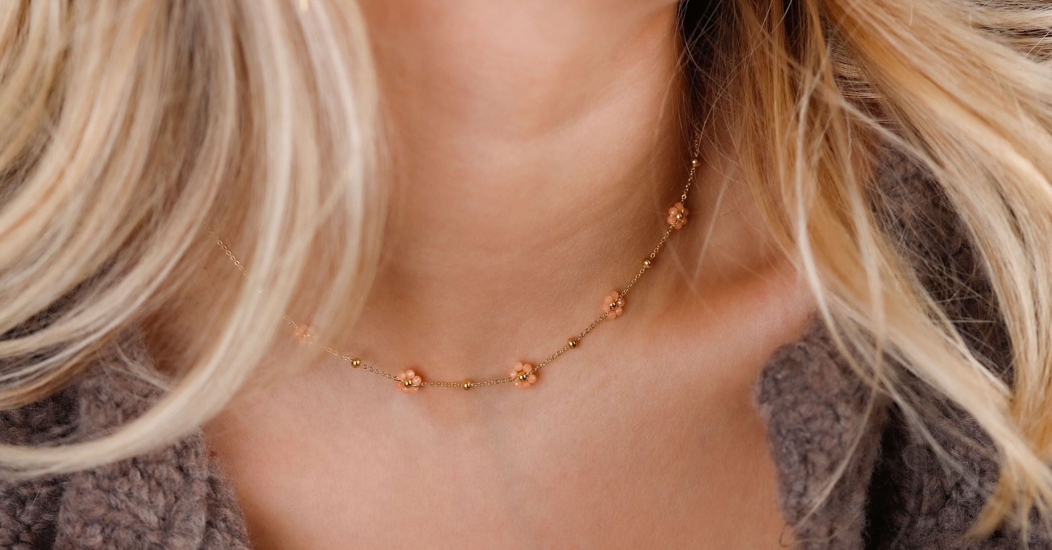 Collier en acier inoxydable pour femme : l’allié tendance et durable