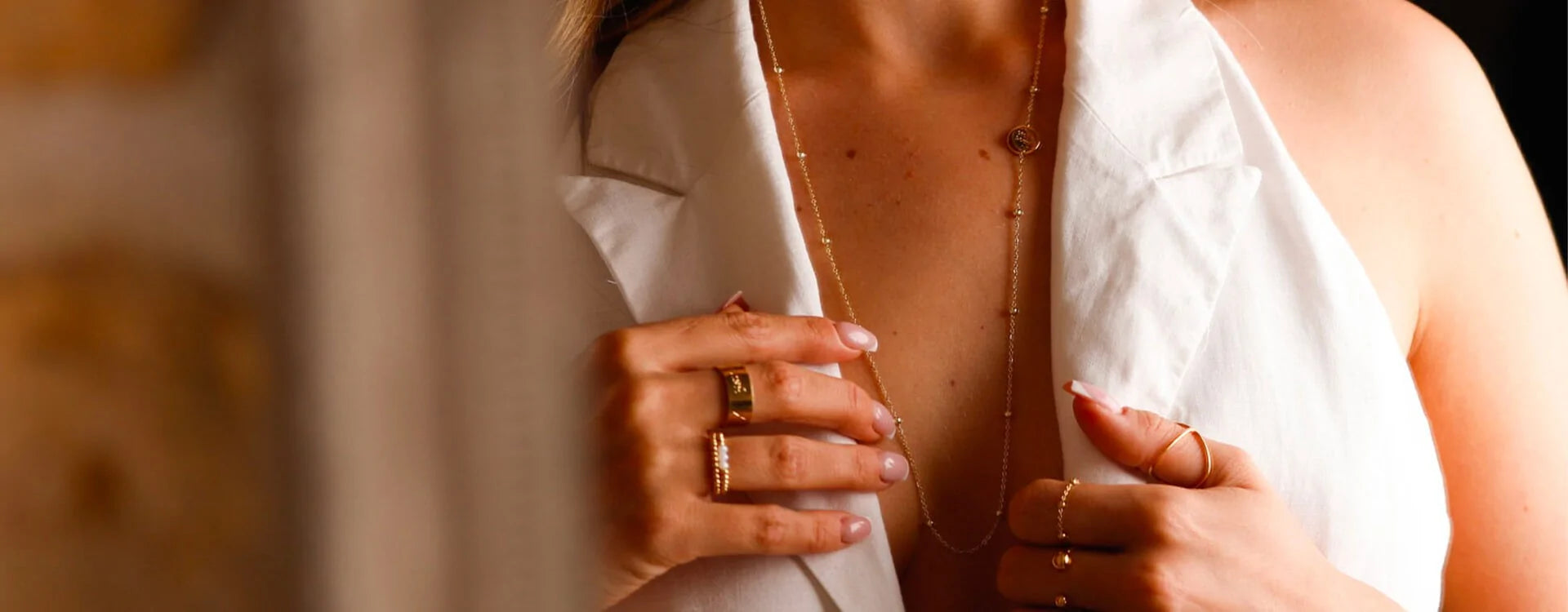 La psychologie derrière les choix de colliers plaqué or : ce que votre bijou révèle sur votre personnalité et vos aspirations