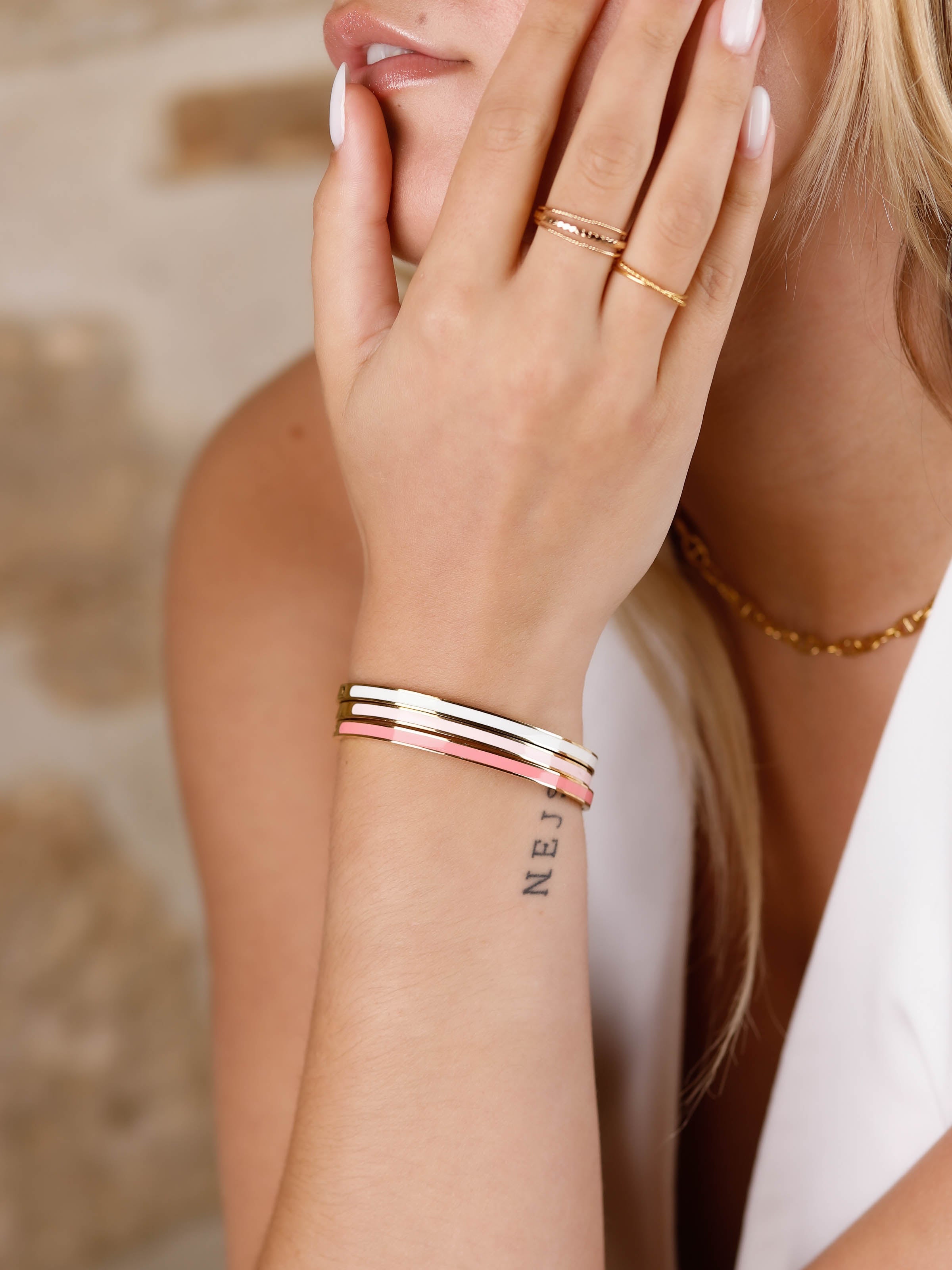 bracelet jonc en acier inoxydable et couleur pour femme 