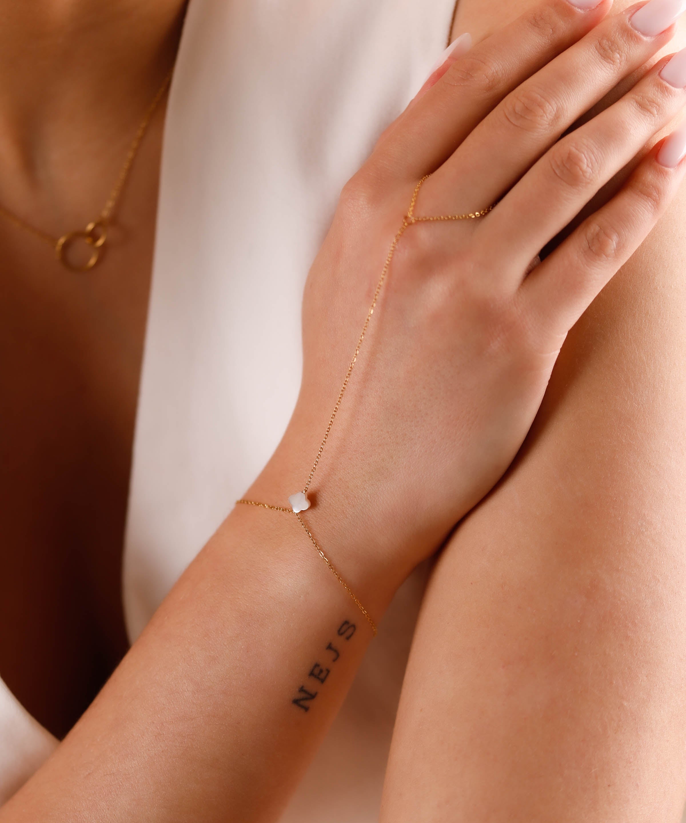 bracelet de main en acier inoxydable et nacre pour femme