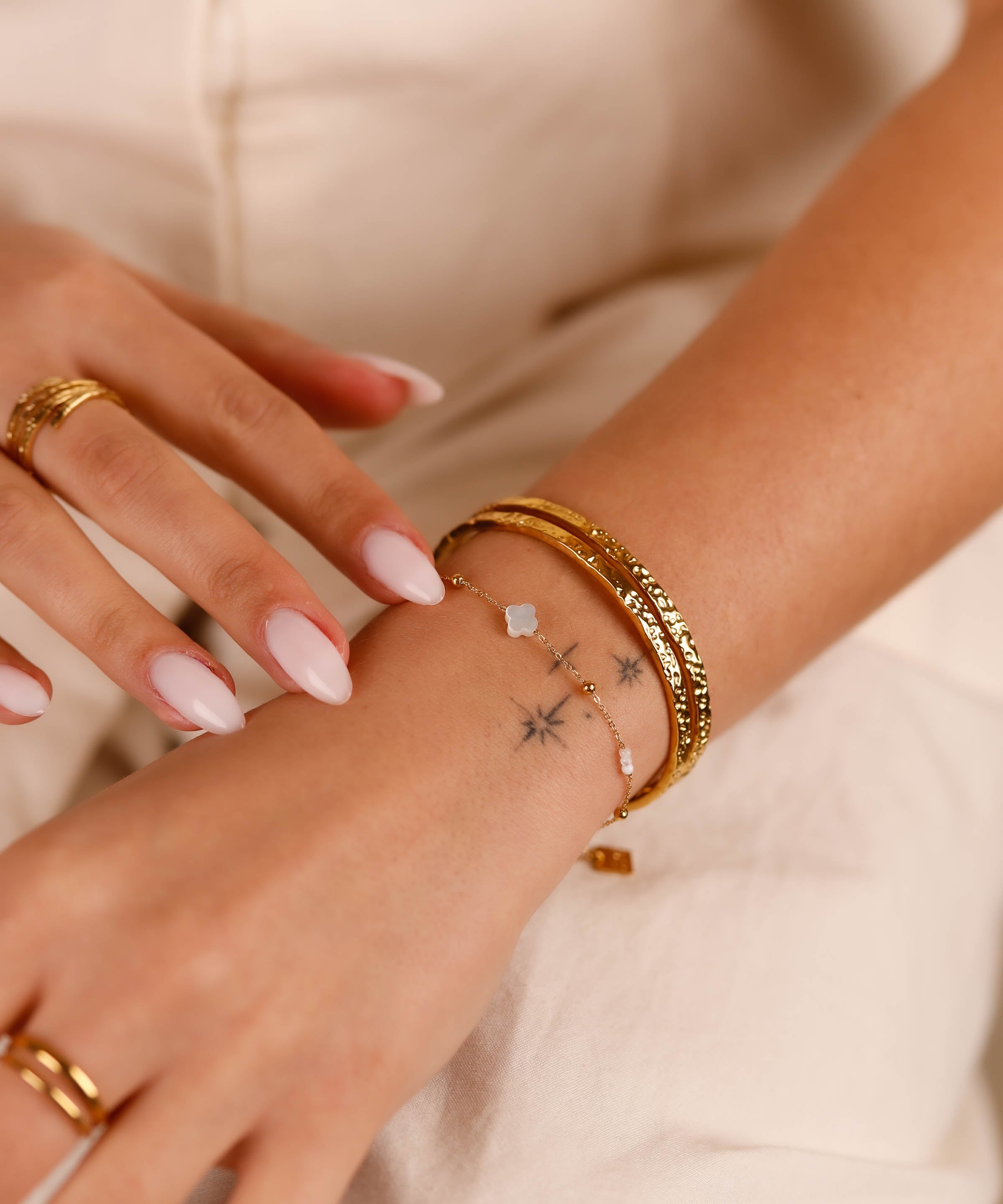 bracelet chaîne fine en acier inoxydable et nacre pour femme 