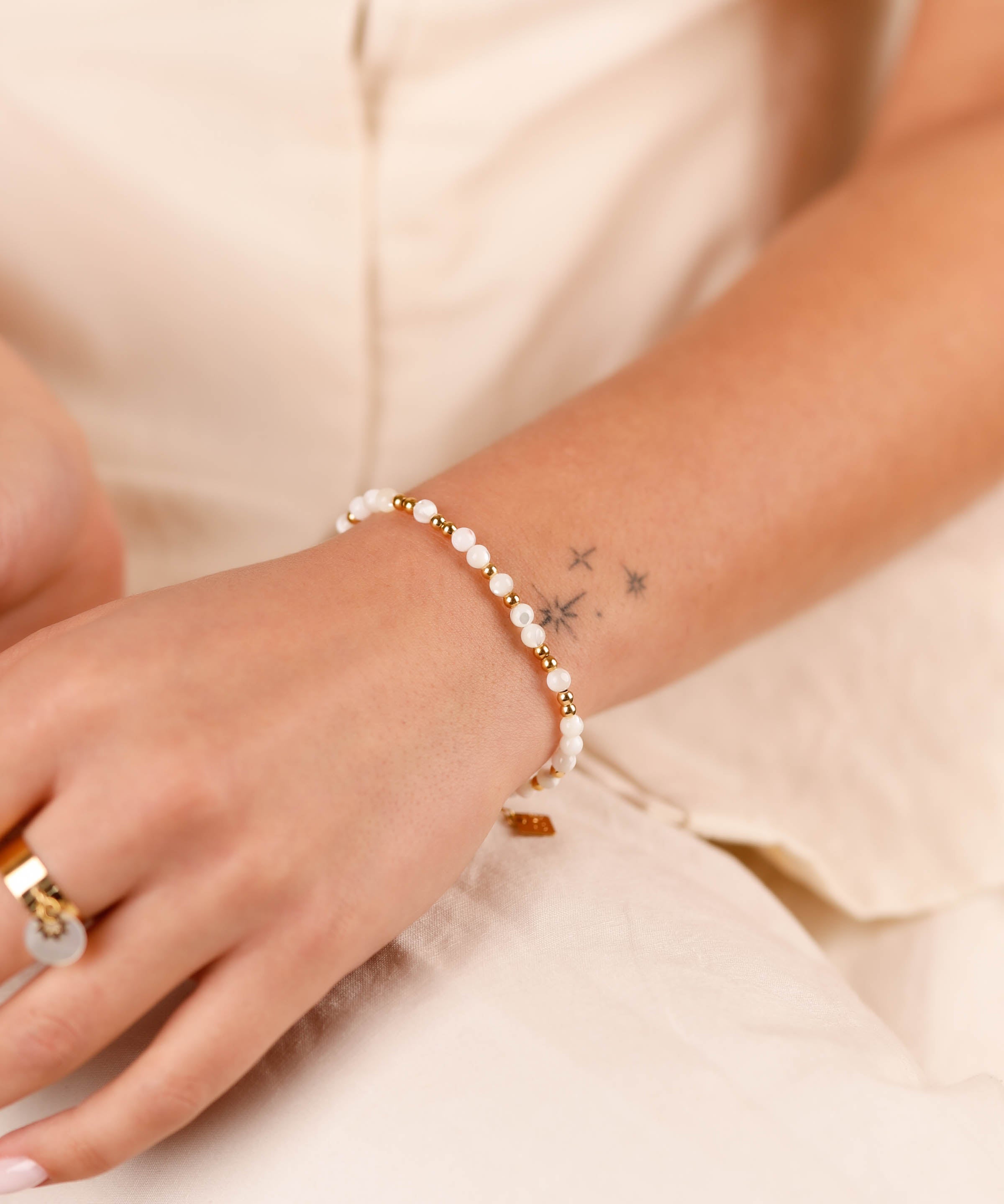 bracelet en perle de nacre et plaqué or pour femme 