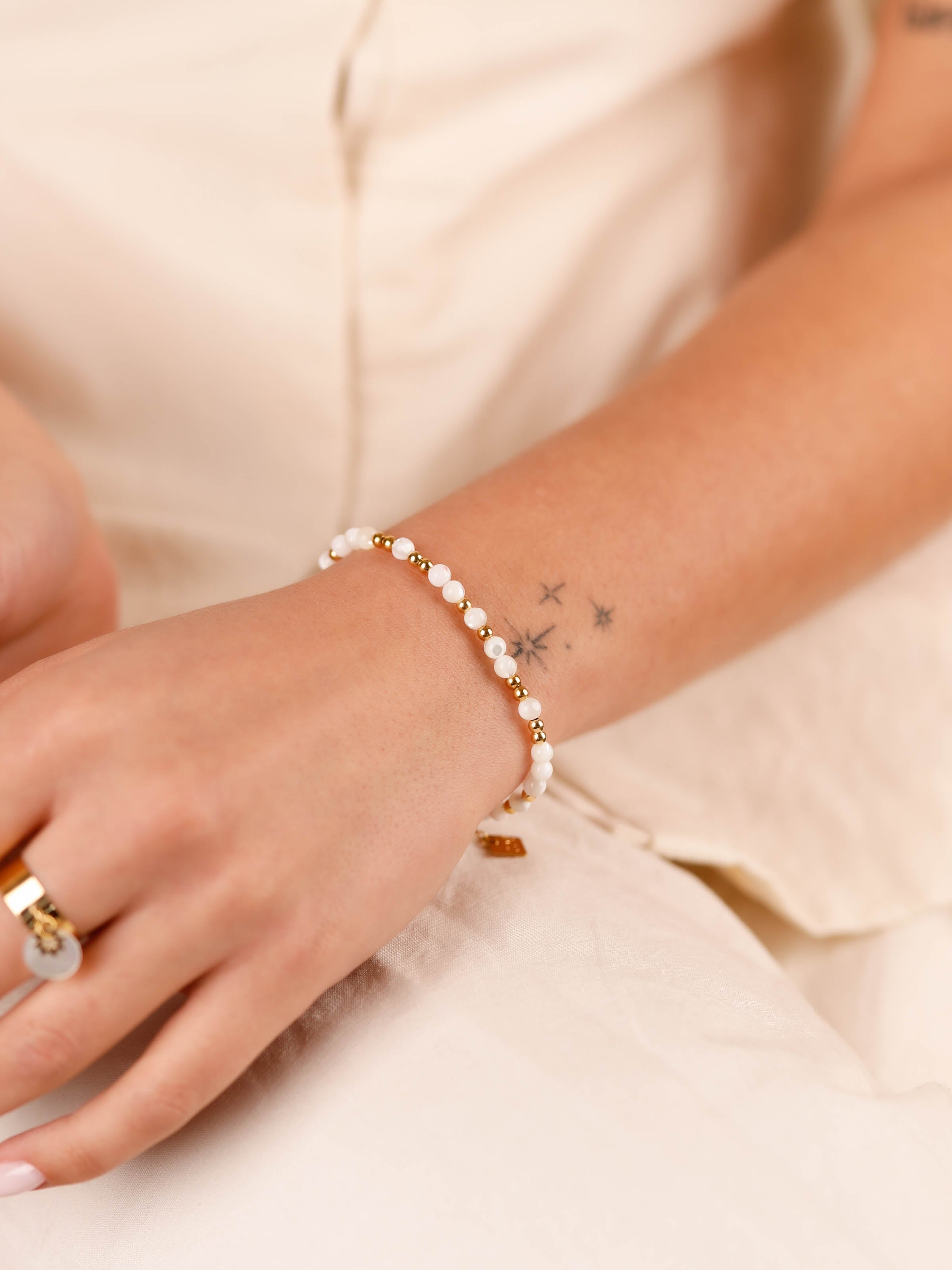 bracelet en perle de nacre et plaqué or pour femme 