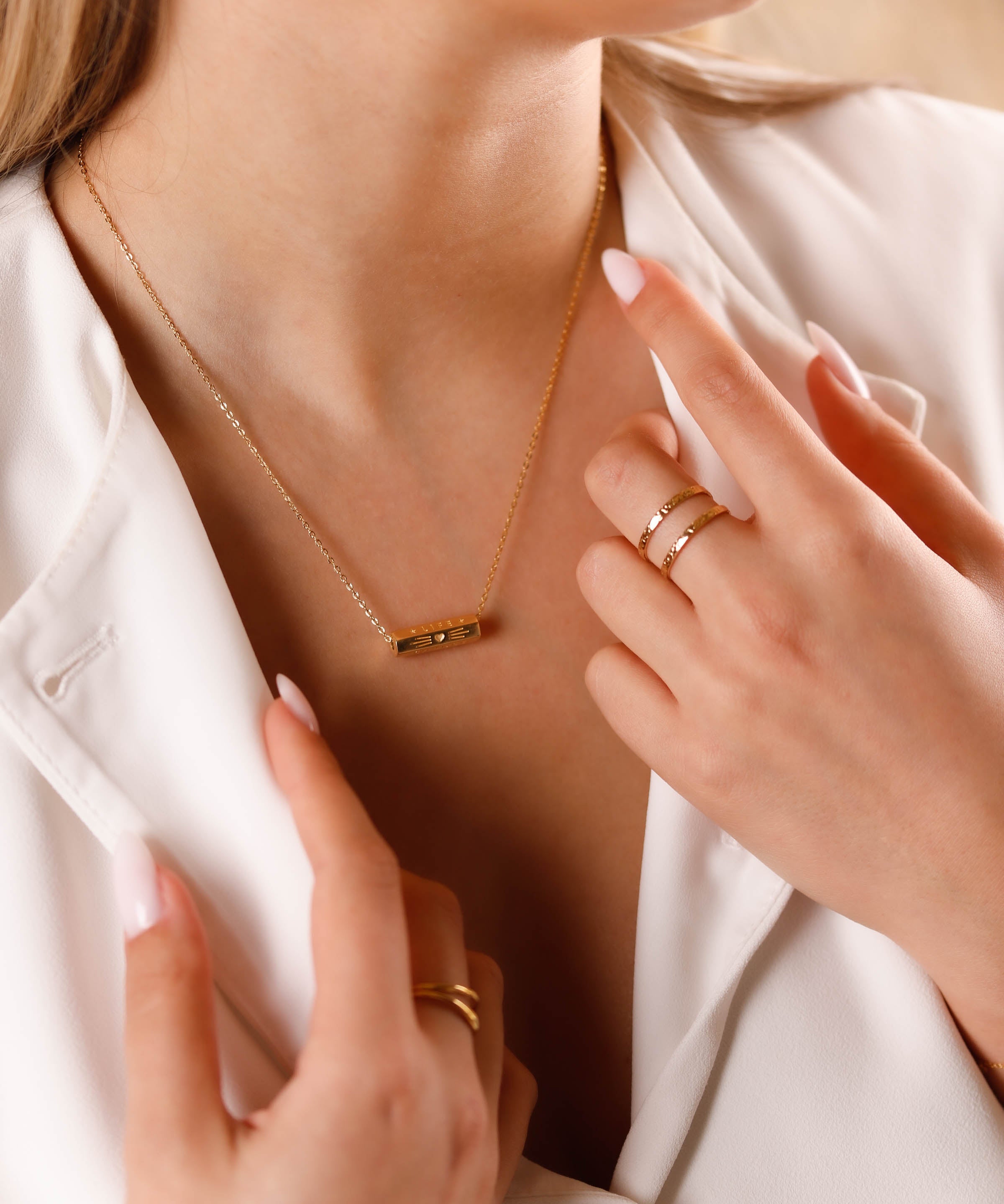 collier en plaqué or avec amulette pour femme 