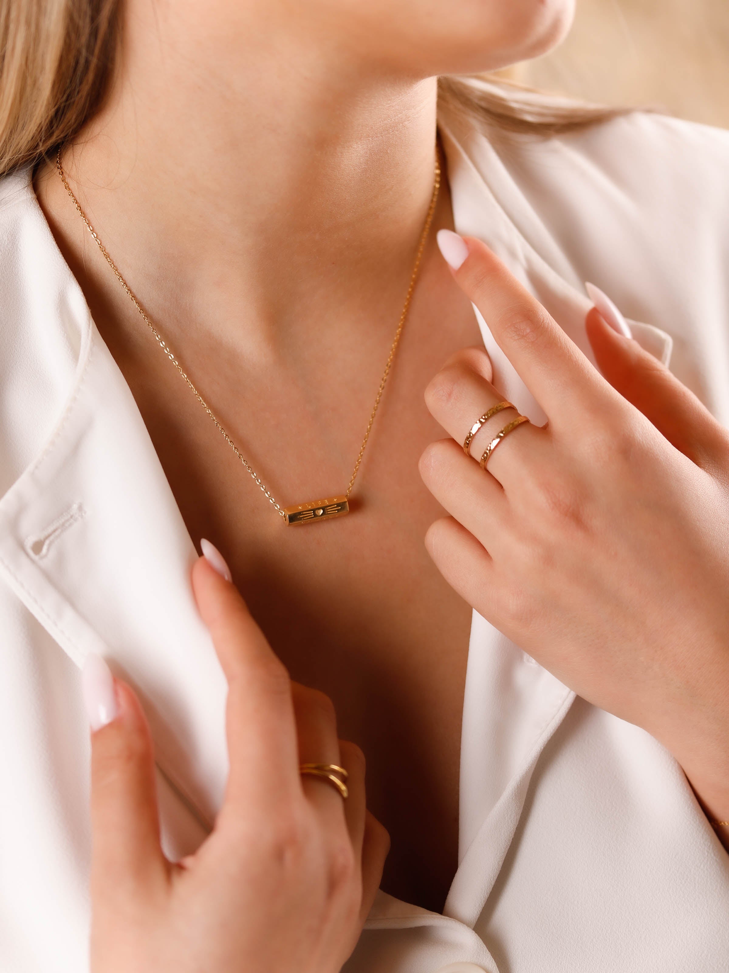collier en plaqué or avec amulette pour femme 