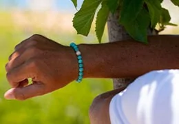 L'art du choix : exprimez-vous avec un bracelet perles homme en jouant sur la symbolique des couleurs