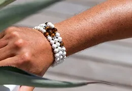 Comment porter un bracelet perles homme avec style ?