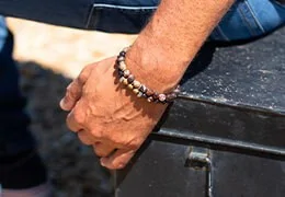 Guide complet pour choisir le bracelet en perles homme parfait à offrir